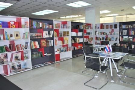 Более тысячи экземляров книг находится в Русском центре 