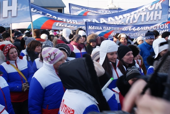 Участники митинга "Приморье за стабильность"