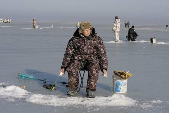 Любитель подледного лова