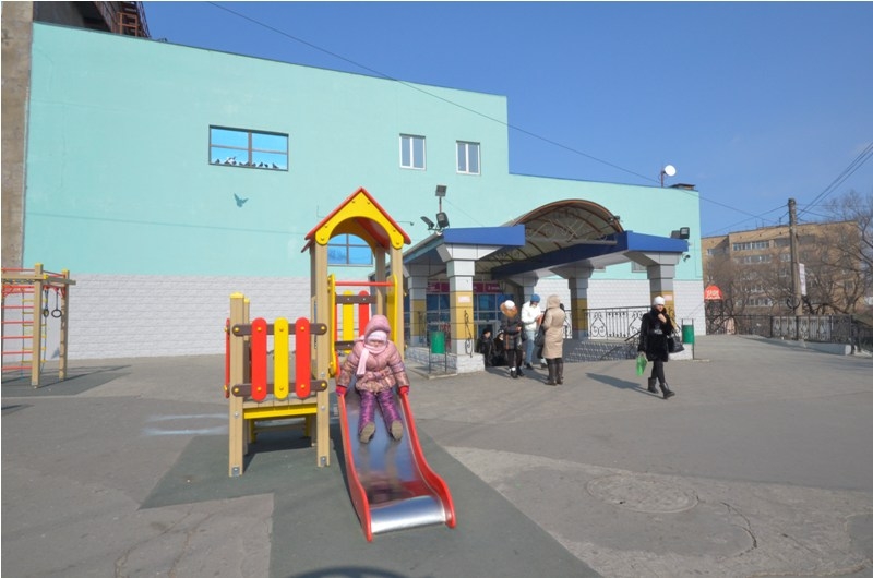 Возле кафе оборудована детская площадка