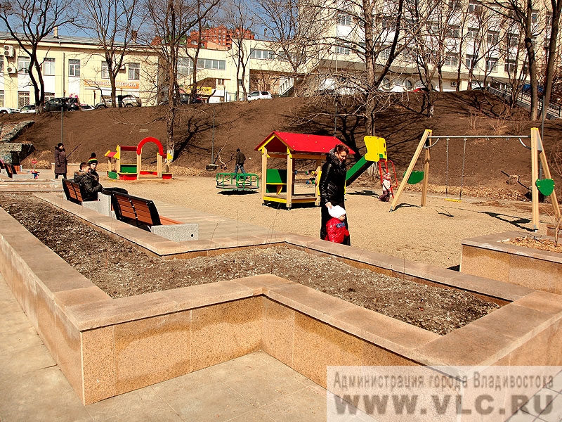 Специалисты установили здесь детскую площадку с качелями и горками для малышей