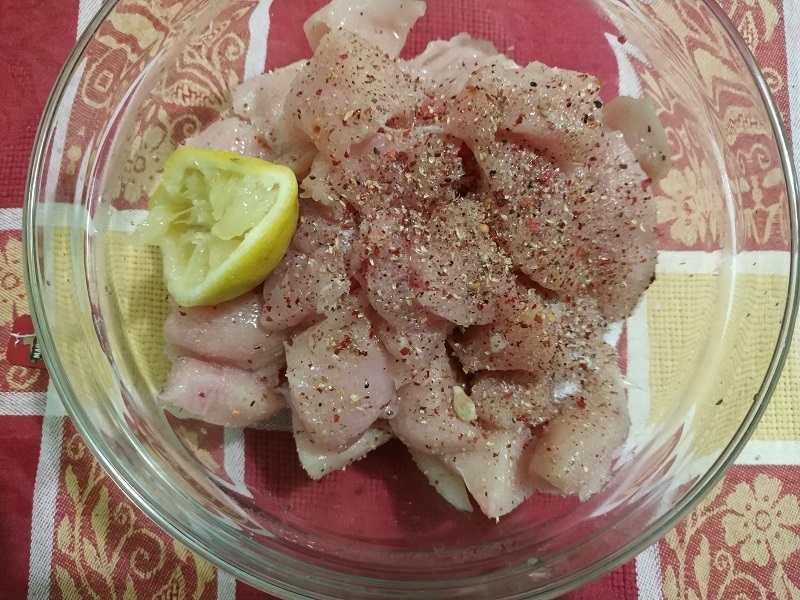 Нарезаем куриное филе некрупными кусками