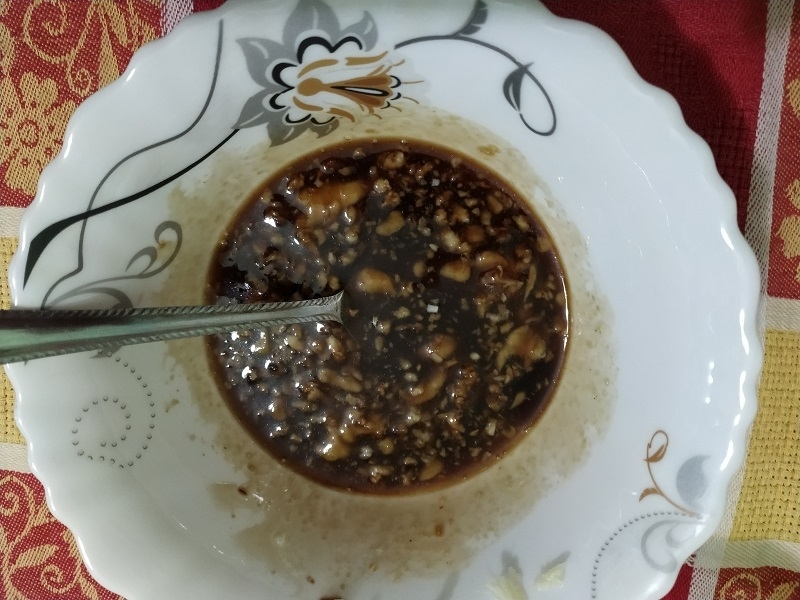 В отдельной посуде смешиваем продукты для соуса