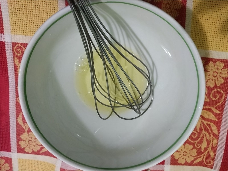 В другой посуде – взбиваем белки с крахмалом.