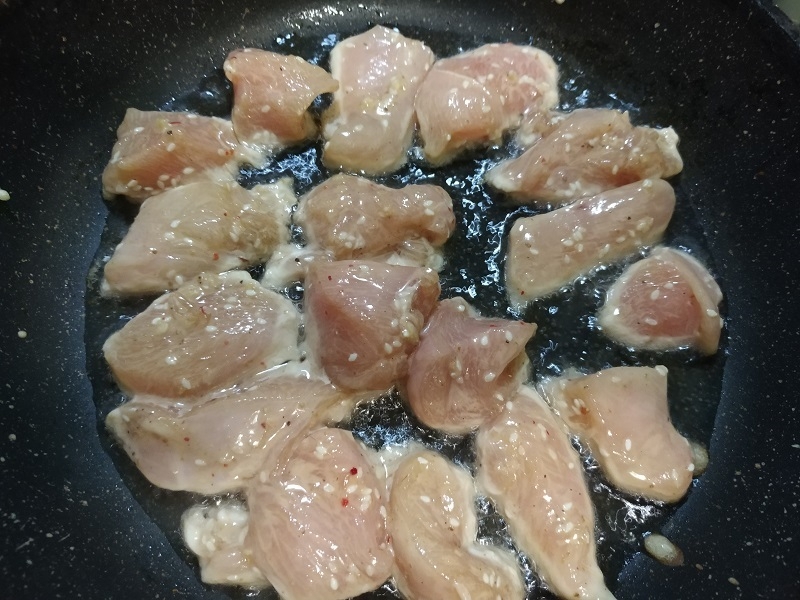 Обжариваем до готовности на среднем огне – по 4-5 минут с каждой стороны