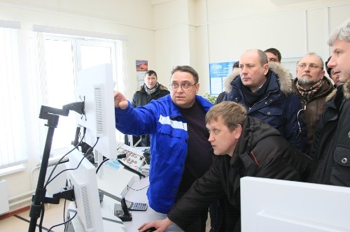 Виталий Маркелов (в центре) в диспетчерской Установки комплексной подготовки газа 