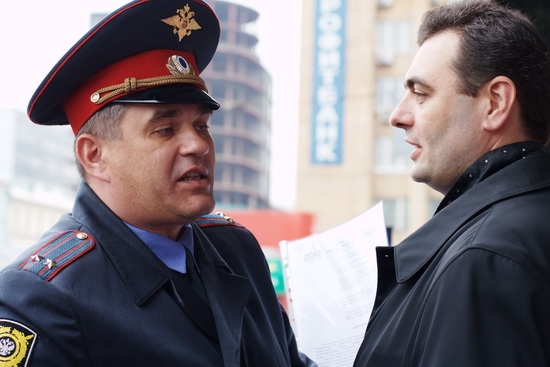 Игорь Бородачев "приглашает" Артема Самсонова в отделение полиции