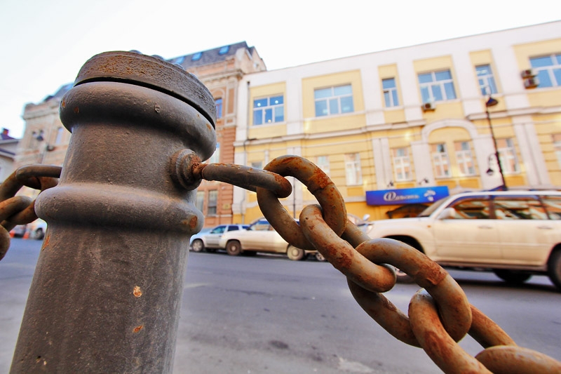 Коррозия уничтожает столбики в центре Владивостока