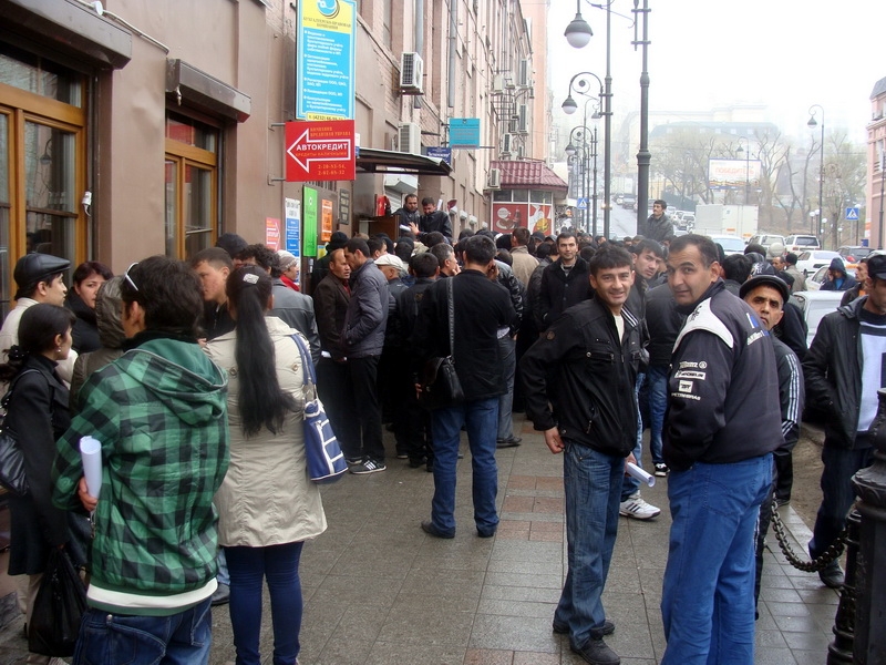 У входа в офис миграционной службы