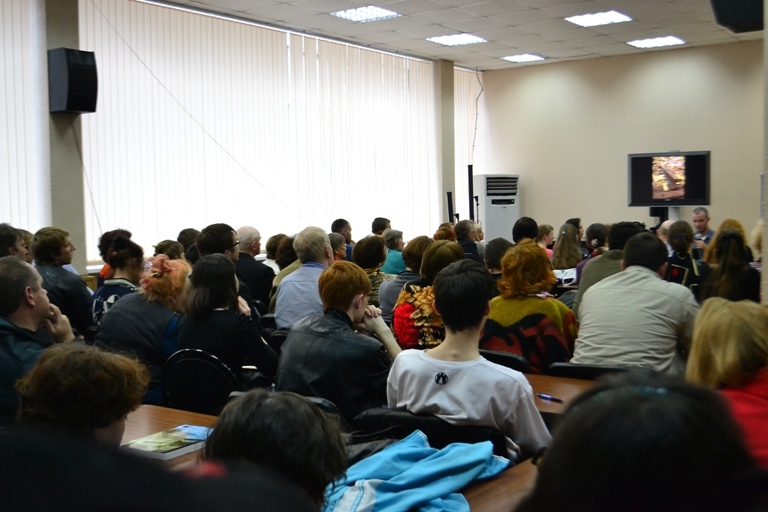Послушать интересную лекцию собралось более сотни человек