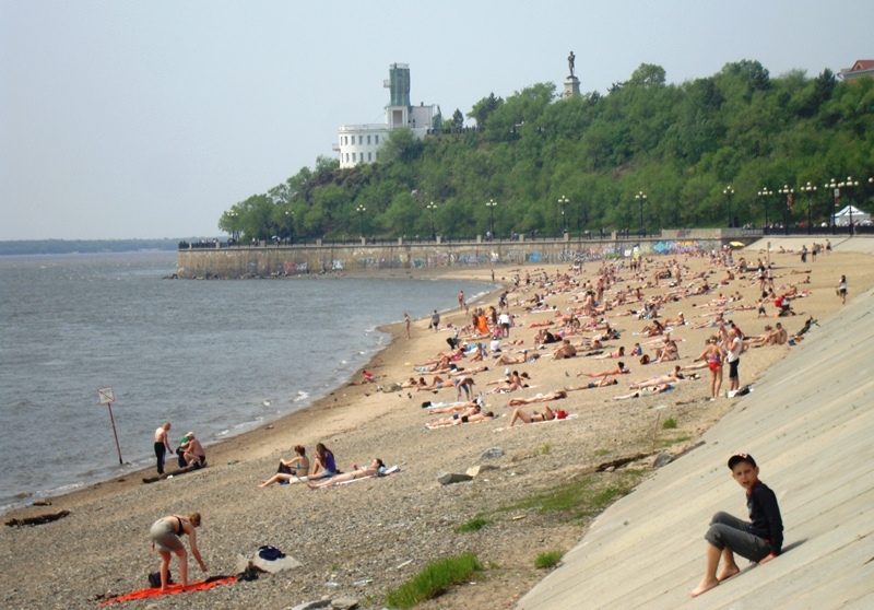 Пляж на комсомольском. Пляж в Хабаровске на Амуре 1999г. Пляж на набережной Хабаровск. Комсомольск на Амуре пляж. Пляж Хабаровск Центральный Хабаровска.