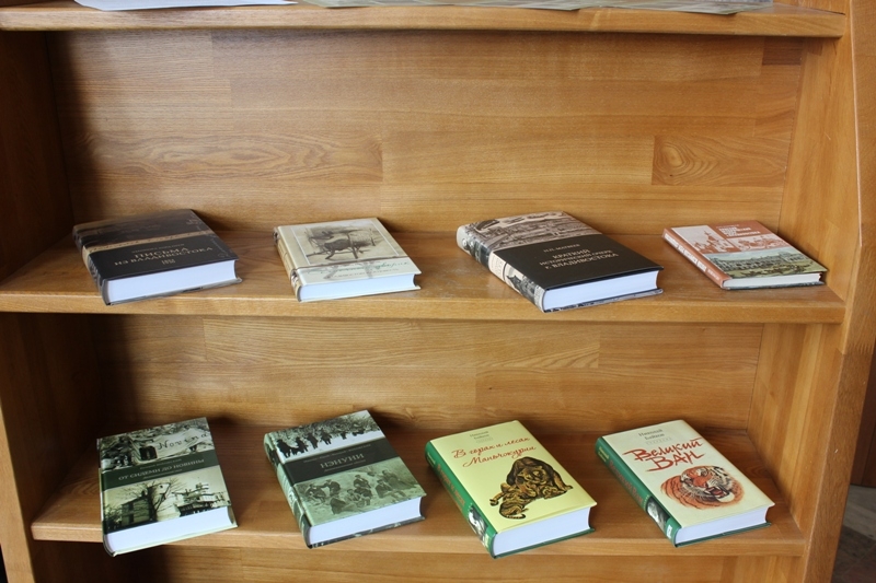 Здесь можно приобрести книги местных авторов, а также книги о Владивостоке