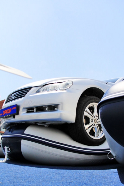 Надувная лодка выдерживает вес автомобиля
