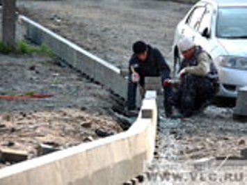 Установка новых бордюров на Бородинской.