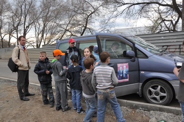 Олег Вельгодский раздает детям автографы
