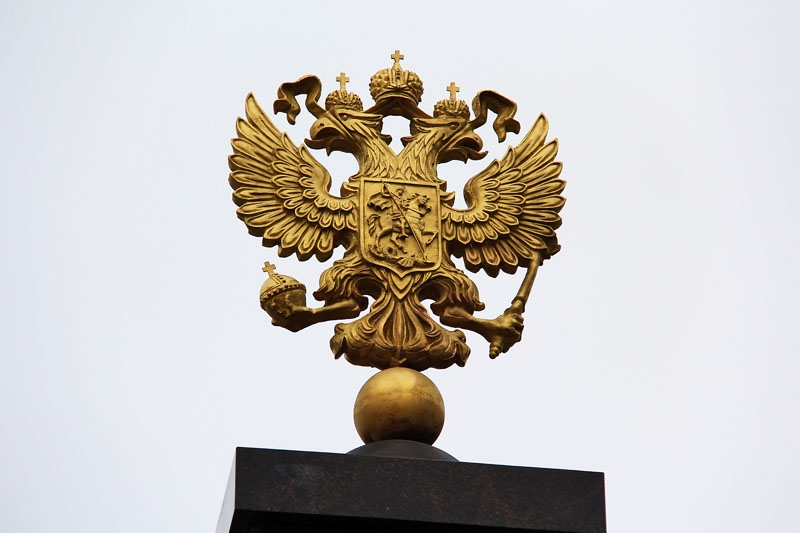 На центральной площади появилась мраморная колонна, украшенная двуглавым орлом