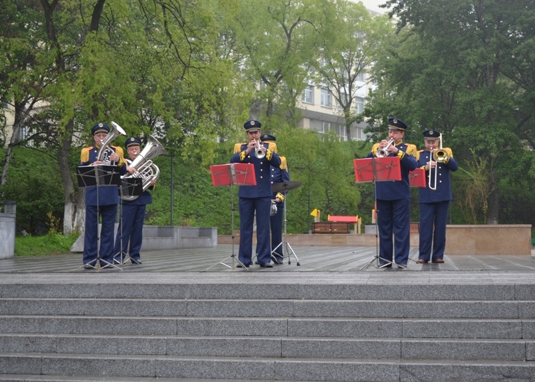 Несмотря на туман и морось оркестр МЧС продолжал играть