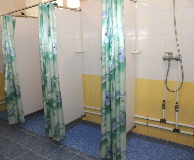 Душевая рассчитана на 15 человек