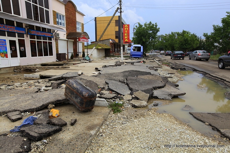 Бурые потоки воды содрали с дорог Крымска асфальт