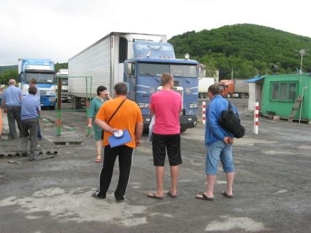 При маневрировании на стоянке водители большегрузов чувствуют себя ювелирами