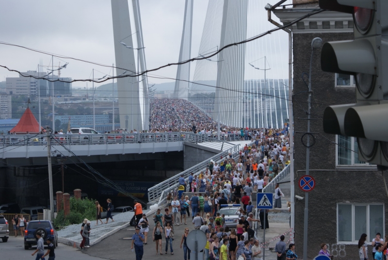 Посчитать колличество людей на мосту в настоящий момент невозможно - десятки тысяч
