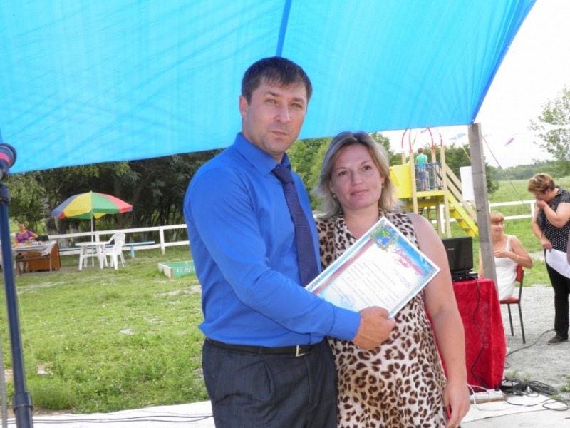 Александр Галущенко наградил активистов села благодарственными письмами