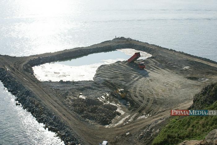Сентябрь 2008 года. Со стороны п-ва Назимова началась отсыпка грунта для строительства пло