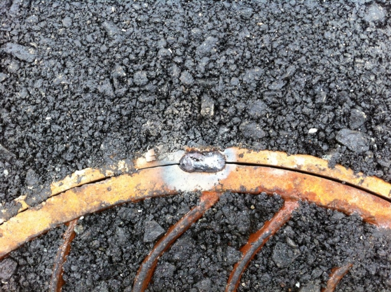 Люки экстренно "заваривают" на дорогах Владивостока перед саммитом АТЭС