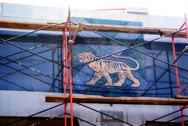 Гранитная плита на тоннеле