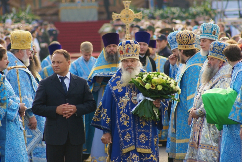 Патриарха встречают мэр Игорь Пушкарев и митрополит Вениамин