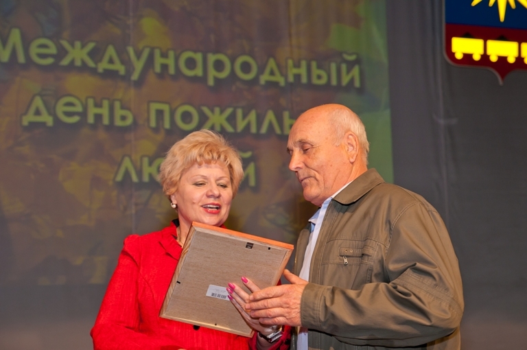 Награждение почетными грамотами пенсионеров