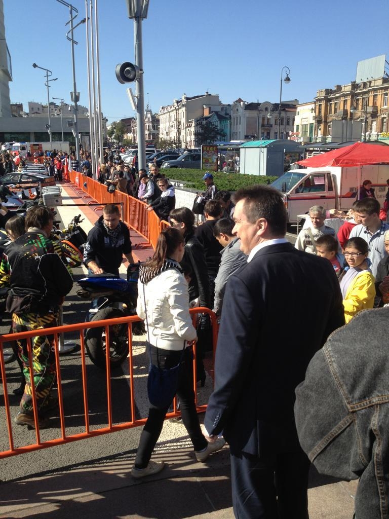 Владимир Миклушевский посетил автомотофестиваль на центральной площади Владивостока