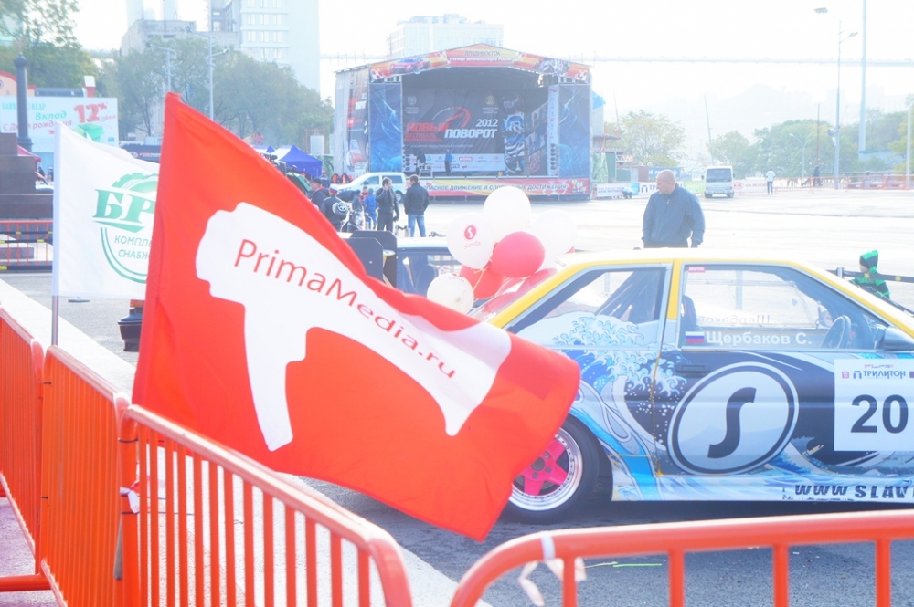 На центральной площади города уже второй день проходит масштабное автомотошоу
