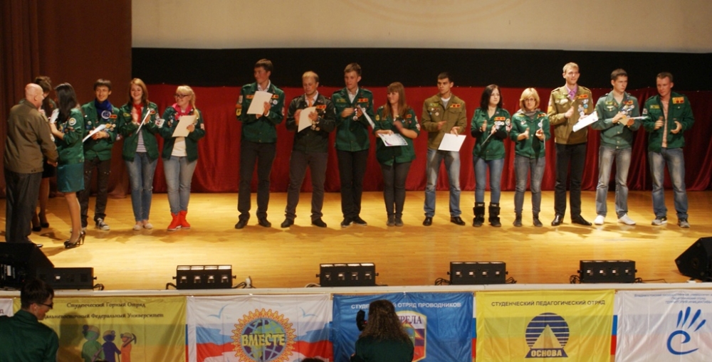 Владимир Попов вручает грамоты командирам студотрядов