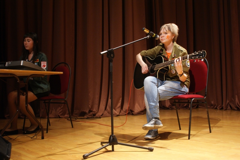 Дарья Гринева, боец отряда "Вместе, исполнила свою песню