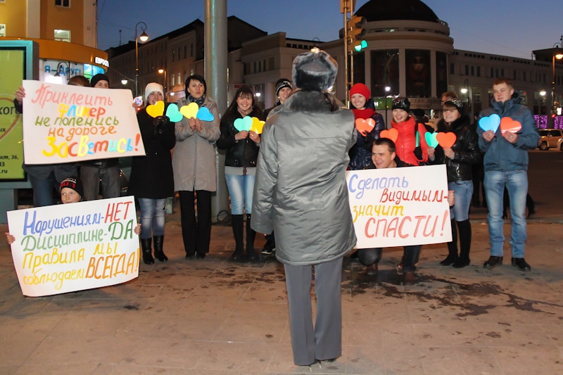 Сотрудники полиции станцевали на автобусной остановке во Владивостоке