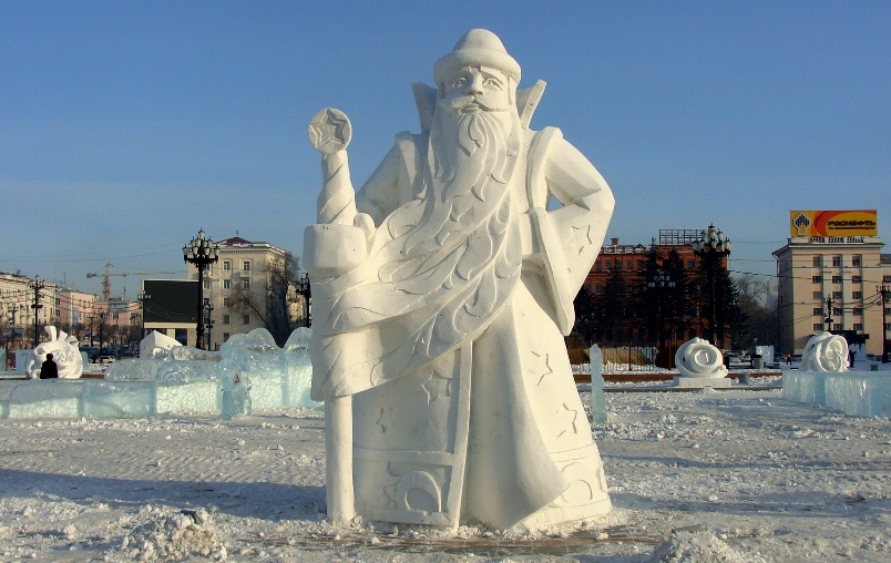 Дед мороз лед. Хабаровск площадь Ленина ледовые фигуры. Снежная скульптура дед Мороз и Снегурочка. Фигуры на площади Ленина в Хабаровске. Снежная фигура Деда Мороза.