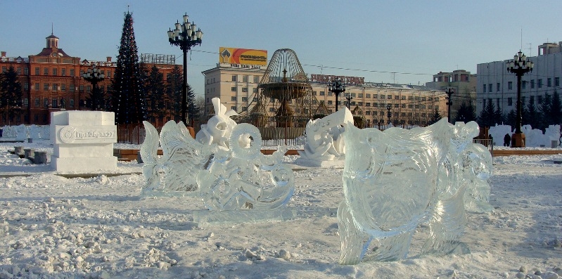 Хабаровск зимой. Площадь Ленина Хабаровск Ледовый городок. Хабаровск зимой ледяной городок. Новогодний городок в Березовке Хабаровск. С Ильинка Хабаровский край ледяной городок.