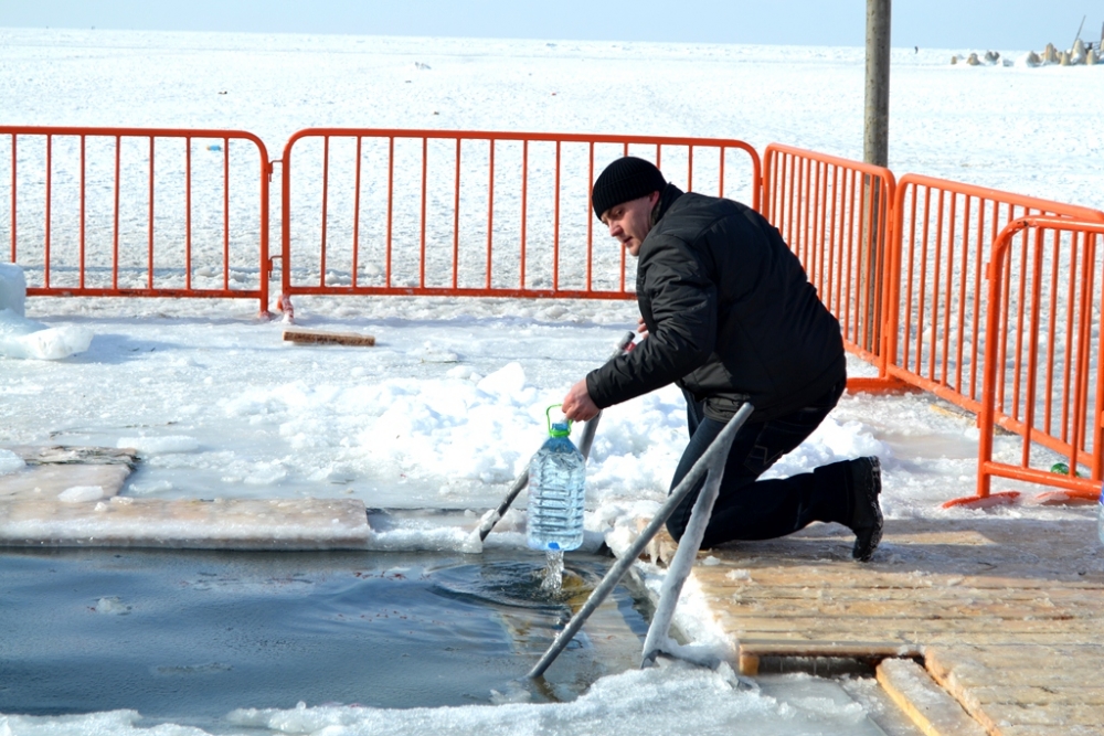 Некоторые пришли, чтобы набрать освященной воды