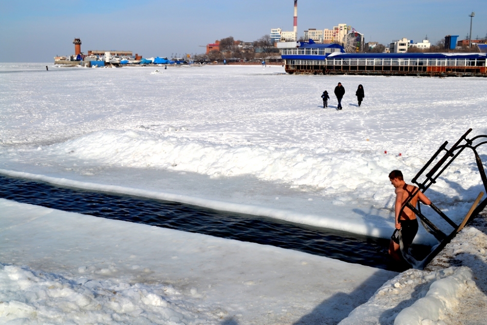 Прорубь возле клуба "Морж"