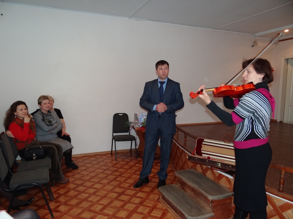 Лариса Ковеза исполнила на скрипке отрывок "Мазурки" Бакланова