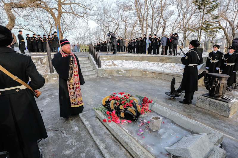 К мемориалу были возложены венки и цветы