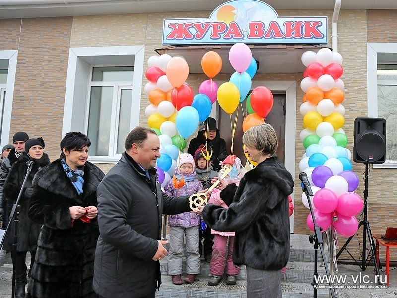 Игорь Пушкарев вручил ключ от детского сада заведующей 