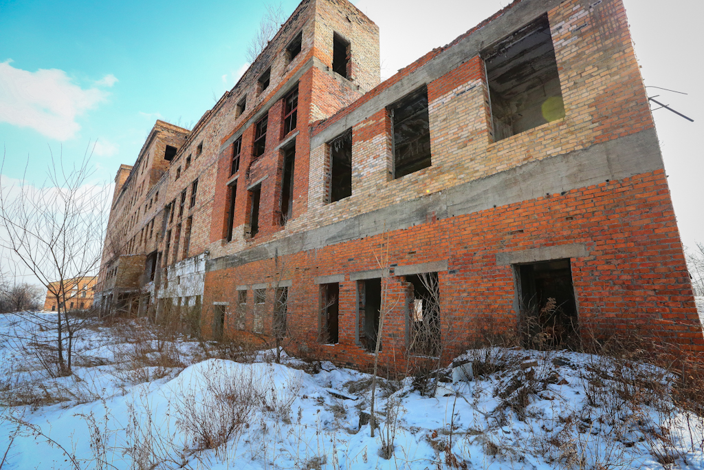 Почти все строения комплекса разрушены