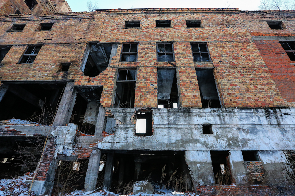 Окна здания выбиты, а межкомнатные перекрытия местами обвалились