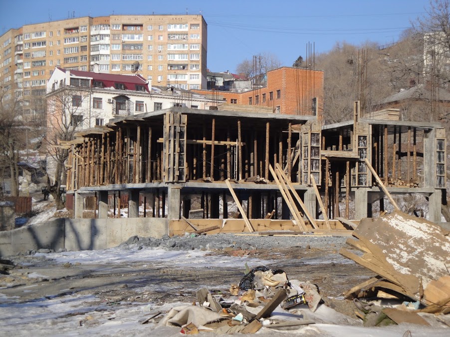 Строительство владивосток. Клиника на гайдамаке владивосток. Остров владивосток стройка 2021. Работа владивосток строительство. Бетонщик на строительстве аэропорта.