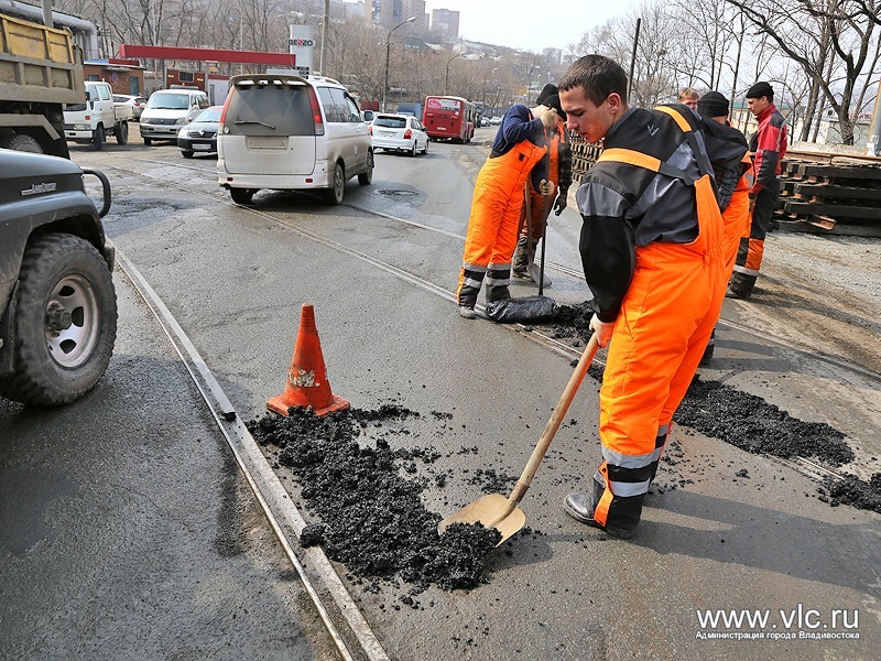 Ремонт дорог ведется во всех районах Владивостока