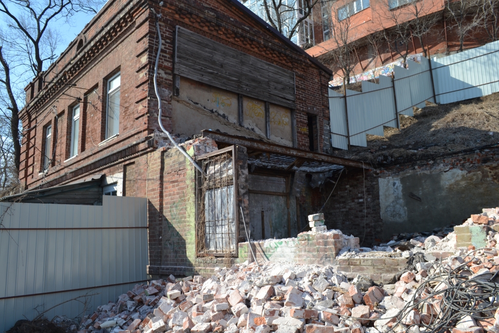 Вот так теперь, с началом строительства, выглядит одно из зданий "дома Элеоноры Прей"