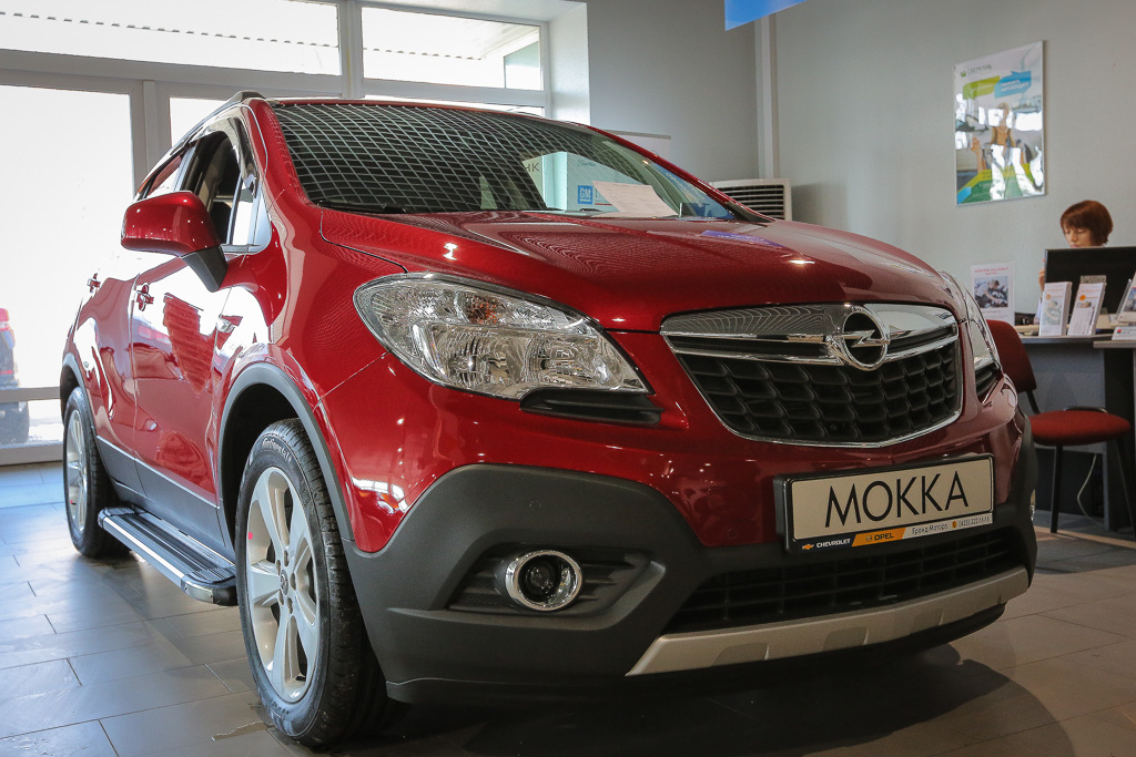 Красный Opel Mokka в салоне, Фото с места события собственное