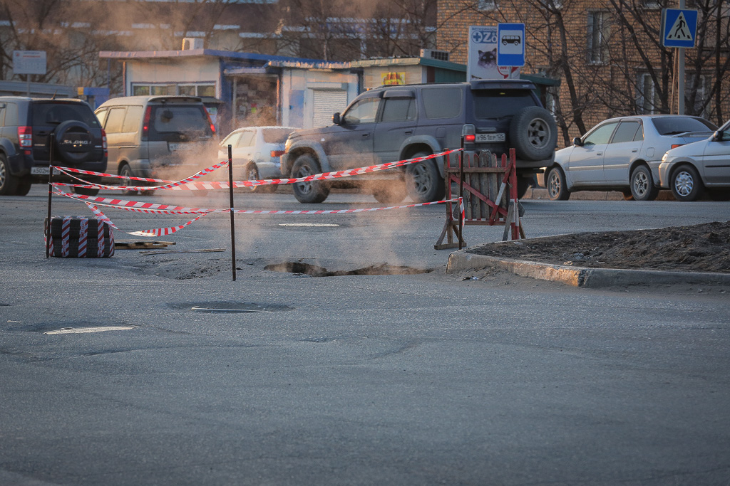 Провал дороги во Владивостоке